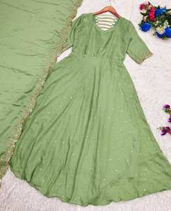 Traje Salwar de seda hecho a mano de diseñador Vestido largo de estilo pakistaní Kameez Dupatta para bodas y fiestas - Product Image 4