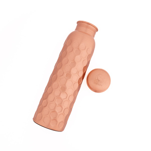 Bouteille d'eau en cuivre martelé de haute qualité pour le yoga et l'Ayurveda Design de logo élégant avec une finition de qualité pour les voyages et les fêtes en Inde - Product Image 1