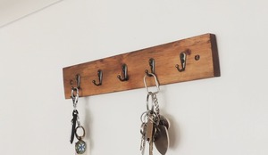 Organizador de Llaves de Pared de Madera de Acacia de Lujo en Oferta, con Ganchos Resistentes y Diseño Moderno Minimalista, Disponible al Mejor Precio - Product Image 2