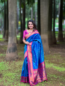 Hermoso Sari de Seda Paithani para Mujer con Tejido Zari y Diseño de Motivos Meenakari para Fiestas y Uso Casual - Product Image 4