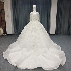 ANY190 Vestido de Novia Moderno Color Marfil con Lentejuelas, Bordado Floral de Encaje, Apliques de Cristal, Ecológico, con Cola Larga Tipo Capilla - Product Image 4
