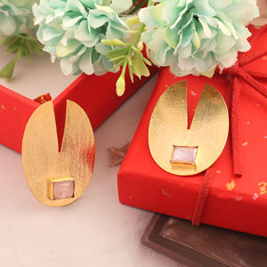 Boucle d'oreille en pierre de lune arc-en-ciel naturel design texturé boucle d'oreille arrière ovale pour les femmes boucles d'oreilles de déclaration de cocktail - Product Image 4