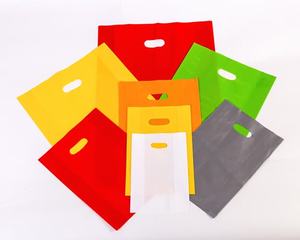 Vente en gros Sacs en plastique PE personnalisés avec votre propre logo imprimé avec poignée découpée - Product Image 3