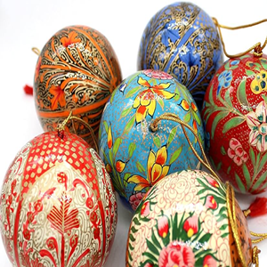 Boules suspendues en papier mâché à thème givré avec des glaçures bleues scintillantes, des pochoirs en flocon de neige en argent et des finitions en poussière de cristal - Product Image 4