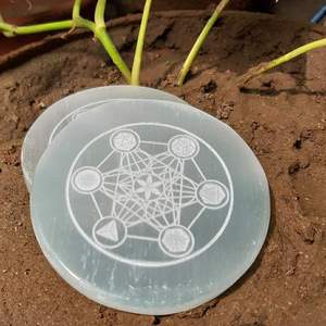 Plaque de charge en sélénite à sept chakras en gros Carte de charge en cristal gravé pour la guérison et l'équilibrage des chakras à vendre - Product Image 4