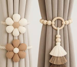 Attaches de rideaux bohèmes : attaches de rideaux magnétiques à fleurs, perles en bois et pompons - Product Image 1