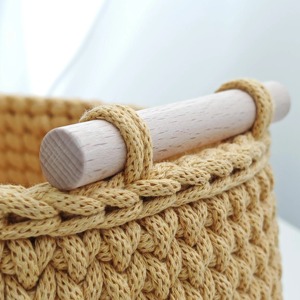 Cesta de Macramé Beige Hecha a Mano con Elegante Asa de Madera, Solución de Almacenamiento para la Organización del Hogar, Uso Decorativo y Práctico - Product Image 3