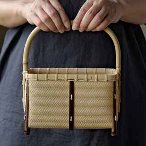 Vente en gros 2024 Sac à main demi-lune avec perle en bois et poignée tissée en bambou Paniers de rangement élégants - Product Image 4