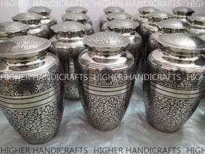 Urne funéraire en métal gravée avec ailes d'angle pour cendres, Urne funéraire émaillée bleue et argentée pour adultes - Product Image 3