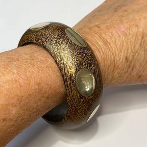 Brazalete Moderno de Madera Maciza con Incrustaciones Circulares de Latón, Talla Personalizable, Marca MS Handicraft - Product Image 4