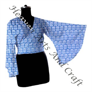 Precios asequibles Ladies Resort Wear Boho Fashion Bell Sleeve Block Print Top Gypsy Fashion Bell Sleeve Wrap Tie Top a la venta - Product Image 3