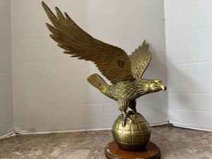 Sculpture animalière d'aigle en laiton, bronze, acier inoxydable, art commercial de table pour Diwali. - Product Image 2