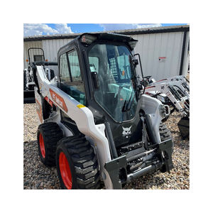 Se vende cargadora compacta Bobcat con motor diesel, pintura nueva, y llantas macizas - Product Image 1