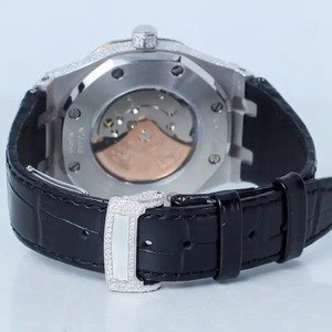 นาฬิกาสไตล์ฮิปฮอปสำหรับผู้ชาย หน้าปัดประดับเพชรโมอิสซาไนต์ VVS1 สีขาวและน้ำเงิน สายหนังสีดำ ดีไซน์หรูหราสั่งทำพิเศษ - Product Image 5