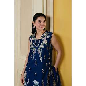 ชุดเสื้อชีฟองปักลายดอกไม้ 3 ชิ้น ยี่ห้อ Maryam Hussain พร้อมผ้าคลุมไหล่แบบ Khaddi Net และกางเกงขายาว สำหรับฤดูใบไม้ผลิ/ฤดูร้อน คอลเลคชั่น BIC-4910 - Product Image 5