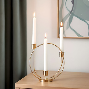 Candélabre en or luxueux support à Triple cône intemporel disponible Design élégant pour la maison ou le décor d'événement bougeoir à 3 bras - Product Image 5