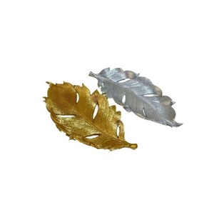 Plato para servir comida en forma de hoja dorada Plato para servir hojas de tamaño personalizado de alta calidad para uso en hoteles en diseño de tendencia - Product Image 1