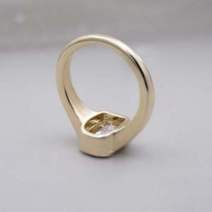 Bague de fiançailles pour femme en diamant de laboratoire certifié IGI, taille coussin allongée, style Old Mine, sertie clos, or jaune/blanc/rose - Product Image 5