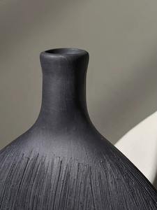 Los floreros de cerámica aportan una elegancia atemporal a cualquier espacio, elevando instantáneamente la decoración del hogar con su textura refinada. - Product Image 4