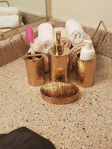 Ensemble de salle de bain en laiton, finition haut de gamme, accessoires ajoutant de la chaleur visuelle et de l'organisation aux comptoirs de salle de bain - Product Image 3