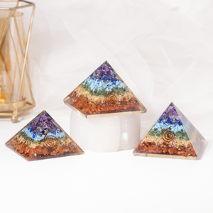 Vente en gros de pyramides d'orgone 7 chakras avec pointe de cristal pour la guérison, la méditation et la décoration - Product Image 2