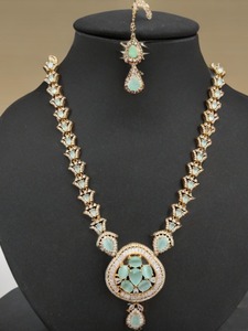 Conjunto de Collar y Aretes de Piedra Verde Menta Elegante de Alta Demanda para Eventos Nocturnos o Banquetes Disponible a Precio de Fábrica - Product Image 2