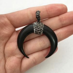 Pendentif plat en forme de cornes de tusk blanches, style vintage, avec breloques en pierres précieuses électro-plaquées, taille personnalisable, en provenance d'Inde - Product Image 3