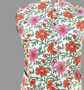 Chaqueta India hecha a mano para mujer, chaleco sin mangas de estilo bohemio con algodón acolchado y estampado floral, chaqueta de chaleco floral con estampado de bloques - Product Image 3