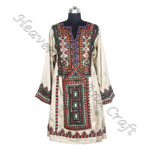 Robe en soie brodée de style afghan robe de pièces de monnaie balochi faite à la main-robe de costume ethnique tribal vintage kuchi Banjara Vintage - Product Image 1