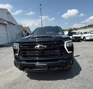 El mejor!! Camioneta Chevrolet S 3500 HD Crew Cab Duramax 4x4 de caja larga de 8 pies, usada en 2024, con enganche de remolque equipado - Product Image 1