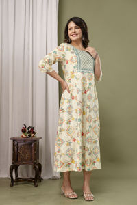 Elegante y atemporal kurti Anarkali con motivos geométricos y florales multicolores que celebran la artesanía tradicional. - Product Image 3