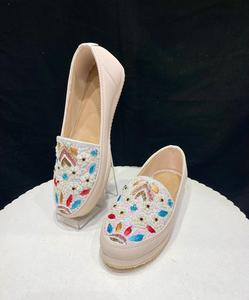 Sandale indienne de conception moderne fabriquée à la main pour les femmes pour la fête et l'usure quotidienne disponible à un prix abordable de l'Inde - Product Image 5