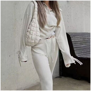 Ensembles pantalons de survêtement et sweat à capuche évasés personnalisés deux pièces vente en gros de survêtements pour femmes de haute qualité survêtement pour femmes épaule basse - Product Image 4