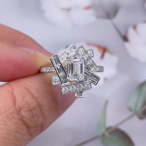 Bague de fiançailles en émeraude certifiée IGI 3.00 carats avec pierres latérales taille baguette, style unique, halo, pavé, alliance élégante - Product Image 1
