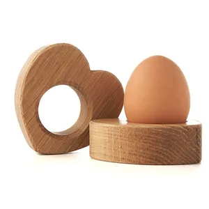 Cangkir telur dua hati membuat hadiah manis untuk pasangan khusus menghadirkan sentuhan romantis ke meja sarapan atau Sarapan di tempat tidur