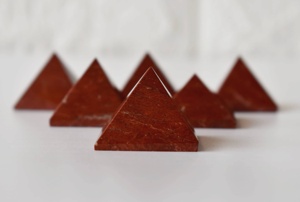 Pyramides miniatures en lapis-lazuli de qualité supérieure pour la méditation et la décoration - Product Image 5