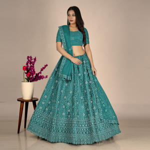 ชุดเลเฮนกาโชลีพร้อมงานปักประณีต ดีไซน์ทรงบานสง่างาม ลายขอบแบบดีไซเนอร์ ผ้าคลุมไหล่แบบโปร่งบาง - Product Image 1