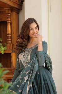 Conjunto de Vestido largo de Georgette de estrella pura de alta calidad con bordado de lentejuelas pesadas y Dupatta para colección de funciones y fiestas - Product Image 4