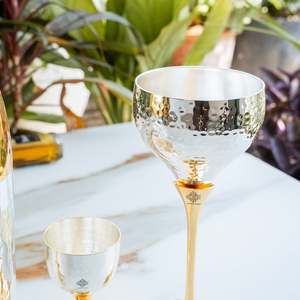 Juego de Regalo de Artículos de Bar Plateados y Dorados para Botella de Champán, 2 Copas de Vino y Medidor, Todo en Metal - Product Image 4