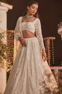여자 파티웨어 화이트 컬러 프리미엄 부드러운 나비 그물 장식 아름다운 실 자수 작업 Lehenga Choli - Product Image 3