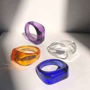Venta al por mayor colorido transparente geométrico bola anillo de cristal fiesta Rave precio bajo resina acrílico anillo de mano para mujer - Product Image 1