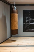 Nouvel équipement de boxe professionnel 2023 : Sacs de frappe lourds sur pied en cuir personnalisé, remplis de sable, 4 pieds de haut