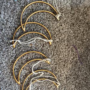 Hermoso Adorno Colgante de Luna Creciente con Acabado Plateado y Dorado, Perfecto para Árboles de Navidad y Decoración de Temporada, de la India - Product Image 2