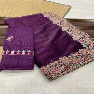 Ropa de fiesta Satén Seda con bordado Trabajo Listo para usar Sari Premium Trabajo manual Mujer Fabricación de moda de la India - Product Image 1