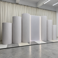 Ensemble de toile de fond de mariage avec socles cylindriques cannelés et panneau LED pour la décoration de scène d'événements de mariage et de banquets