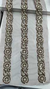 Lacets floraux brodés faits à la main sur mesure avec différents types de matériel de broderie attachés pour améliorer l'apparence. - Product Image 6