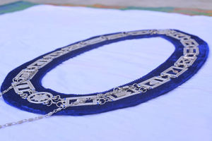 Collier maçonnique en argent Regalia Blue Lodge Chain Collar Blue Velvet Backing Freemason Silver Chain Collar with Silver Jewels - Product Image 5