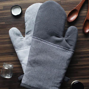 Gants de four matelassés en coton résistants à la chaleur, personnalisables, avec finition imprimée moderne, pour la vente en gros - Product Image 3