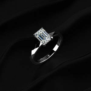 Anillo de Compromiso SHREYA DIAM con Diamante Cultivado en Laboratorio, Corte Esmeralda, Color E, Certificado IGI, Estilo Moderno, 6 Gramos, para Mujer - Product Image 4