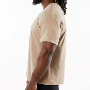 เสื้อยืดคอกลมแขนสั้นสีเบจสีกากีเรียบง่ายสไตล์ลำลองสำหรับผู้ชาย - Product Image 4